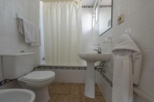 赫雷斯-德拉弗龙特拉圣安德烈斯酒店的白色的浴室设有卫生间和水槽。