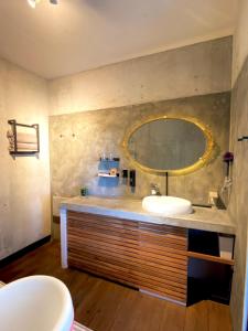 名户Stäy Hotel的浴室设有水槽和墙上的镜子
