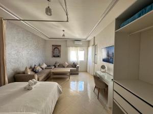 丹吉尔Studio Relax à Malabata Tanger的酒店客房,配有床和沙发