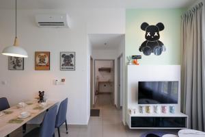 马六甲Bear Paw Retreat Cityview Apartment Amber Cove的墙上有泰迪熊的饭厅