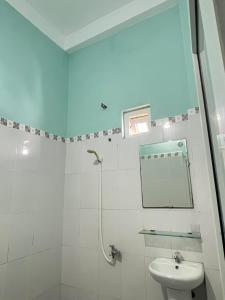 广义Homestay Xuân Mai的白色的浴室设有镜子和水槽