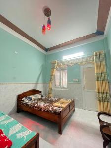 广义Homestay Xuân Mai的卧室配有一张床
