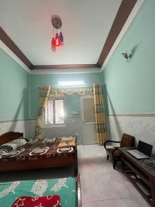 广义Homestay Xuân Mai的一间卧室配有一张床、一张桌子和一张书桌