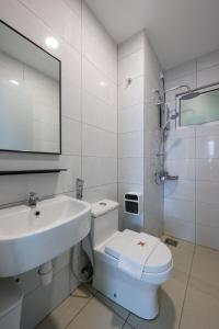 马六甲Bear Paw Retreat Cityview Apartment Amber Cove的白色的浴室设有水槽和卫生间。