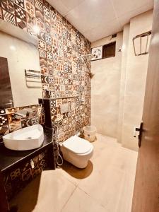 哈里瓦Hotel Rama, Top Rated and Most Awarded Property In Haridwar的一间带两个盥洗盆和卫生间的浴室