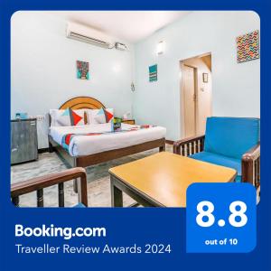 蓬蒂切里FabExpress Santhi Inn, Promenade Beach的酒店客房配有一张床铺和一张桌子。