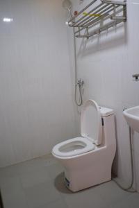 Phumĭ Ŏng CharJungle House Kep 2的浴室配有白色卫生间和盥洗盆。