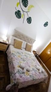科尔多瓦Córdoba Te Espera的一间卧室配有一张带花卉床罩的床