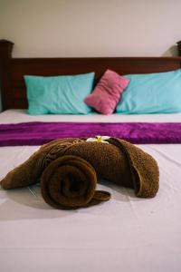 Phumĭ Ŏng CharJungle House Kep 2的床上铺有棕色毛巾