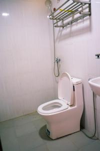 Phumĭ Ŏng CharJungle House Kep 2的一间带卫生间和水槽的浴室