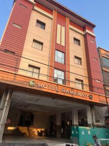哈里瓦Hotel Rama, Top Rated and Most Awarded Property In Haridwar的一座酒店大楼,设有一家酒店