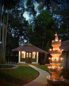 阿勒皮Shantitheeram Ayurveda Lakeside Heritage Resort的房屋前有灯的消防栓