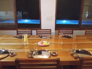 阿勒皮Shantitheeram Ayurveda Lakeside Heritage Resort的一张木桌,上面有盘子的食物