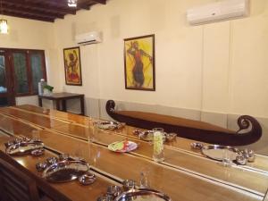 阿勒皮Shantitheeram Ayurveda Lakeside Heritage Resort的浴室设有带水槽和镜子的台面