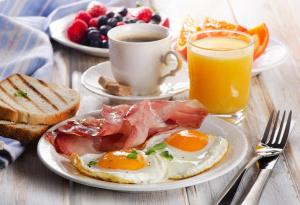 斯利那加THE CLOVER Home Stay的包括鸡蛋、烤面包和咖啡的早餐盘