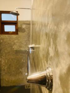 马特勒Bienvenido Cozy Marker的水从墙上冒出来的一个淋浴