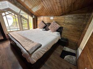 帕哈尔加姆Lidder view resort的木制客房内的一间卧室,配有一张床