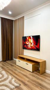阿拉木图ЖК Amir的客厅设有壁挂式平面电视。