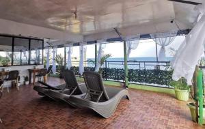 BalateroBuena Lynne's Resort的海景客房 - 带椅子