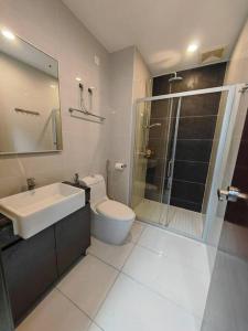 新山Sweet Home 暖居 Danga Bay CountryGarden的浴室配有卫生间、盥洗盆和淋浴。