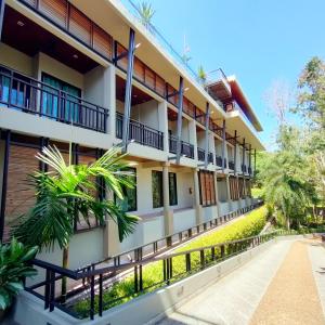 奥南海滩Aonang Phu Pi Maan Resort & Spa - SHA Extra Plus的享有大楼外的景致