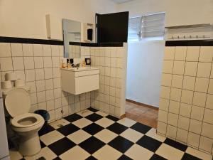 马亚圭斯Newly remodeled 2nd Floor Unit, 5 BR的一间带卫生间和 ⁇ 格地板的浴室