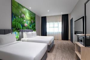 雪邦ibis Styles Sepang KLIA的一间酒店客房,设有两张床和电视