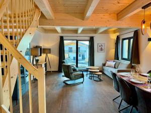 黑马戈尔Chalet in Hermagor near Nassfeld ski area的一间带木制天花板和楼梯的客厅