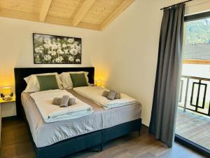 黑马戈尔Chalet in Hermagor near Nassfeld ski area的一间卧室配有一张带两个枕头的床