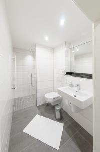 勒讷Landgasthaus Krimpenfort的白色的浴室设有水槽和卫生间。