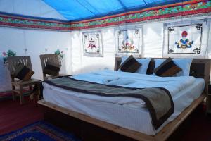 TangtseMartsemik Camping & Resort Shachukul的帐篷内一间卧室,配有一张大床