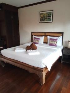 拉迈Grand Manita Beach Resort的一间卧室配有一张大床和两条毛巾