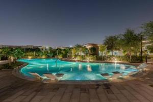 迪拜Cosy Luxury villa Tilal Alghaf的夜间大型游泳池