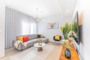 迪拜Cosy Luxury villa Tilal Alghaf的客厅配有沙发和桌子