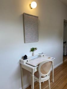 霍巴特Writer's Cottage, luxurious oasis in the heart of North Hobart的客房内的白色书桌和椅子