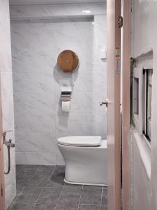 首尔Stay 2002的一间位于客房内的白色卫生间的浴室