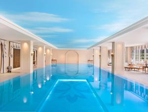 杭州杭州绿城尊蓝钱江豪华精选酒店的一座建筑物中央的游泳池