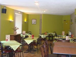 米拉AUX GLOBE-TROTTERS的一间拥有绿色墙壁和桌椅的用餐室