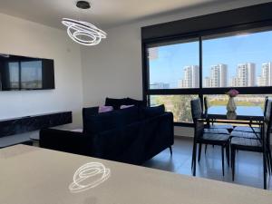 荷兹利亚New- Luxury Glil Yam For Family 4 Rooms Parking的客厅配有沙发和桌子