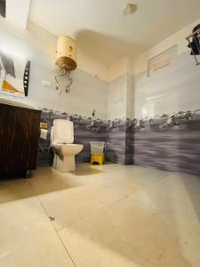 马拉里Himalayan Riverside Resort, Manali的一间带卫生间和墙上摄像头的浴室