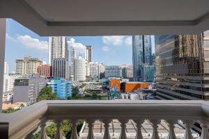 曼谷曼谷素坤逸大道酒店的阳台享有城市天际线的景致。