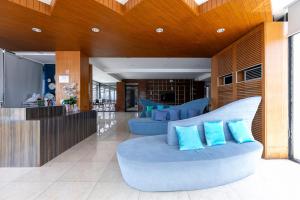 芭堤雅市中心芭堤雅卧房旅社的大厅,在大楼里设有两张蓝色沙发
