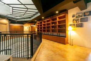 芭堤雅市中心芭堤雅卧房旅社的一间设有楼梯的房间和一间带架子的房间