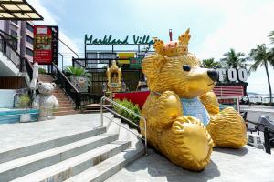 芭堤雅市中心芭堤雅卧房旅社的一只戴着皇冠的熊的巨型雕像
