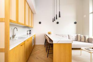 帕兰加Vanagupes Park Apartment, By Cohost的厨房以及带沙发的起居室。