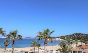 加桑GASMIM29 - Golfe de St-Tropez, chalet climatisé dans domaine arboré的享有棕榈树海滩和大海的景色