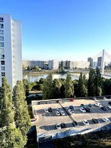 南特VULCAIN 2, 11ème, Ile de Nantes, 4pers, parking inclus的城市停车场空中景观