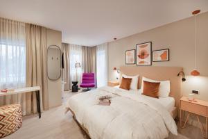 瓦尔道拉公园精品酒店 的酒店客房设有一张大床和一张紫色椅子