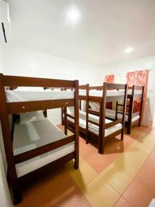 BacongKakisa ll Diving Resort的一间客房内配有两张双层床的房间