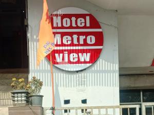 BahādurgarhMetroview rooms & hotel的大楼一侧的酒店地铁景观标志
